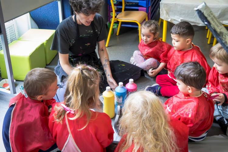 Mathilde Chassaigne lors de l'atelier Amad'art à l'école Descartes de Villeurbanne.